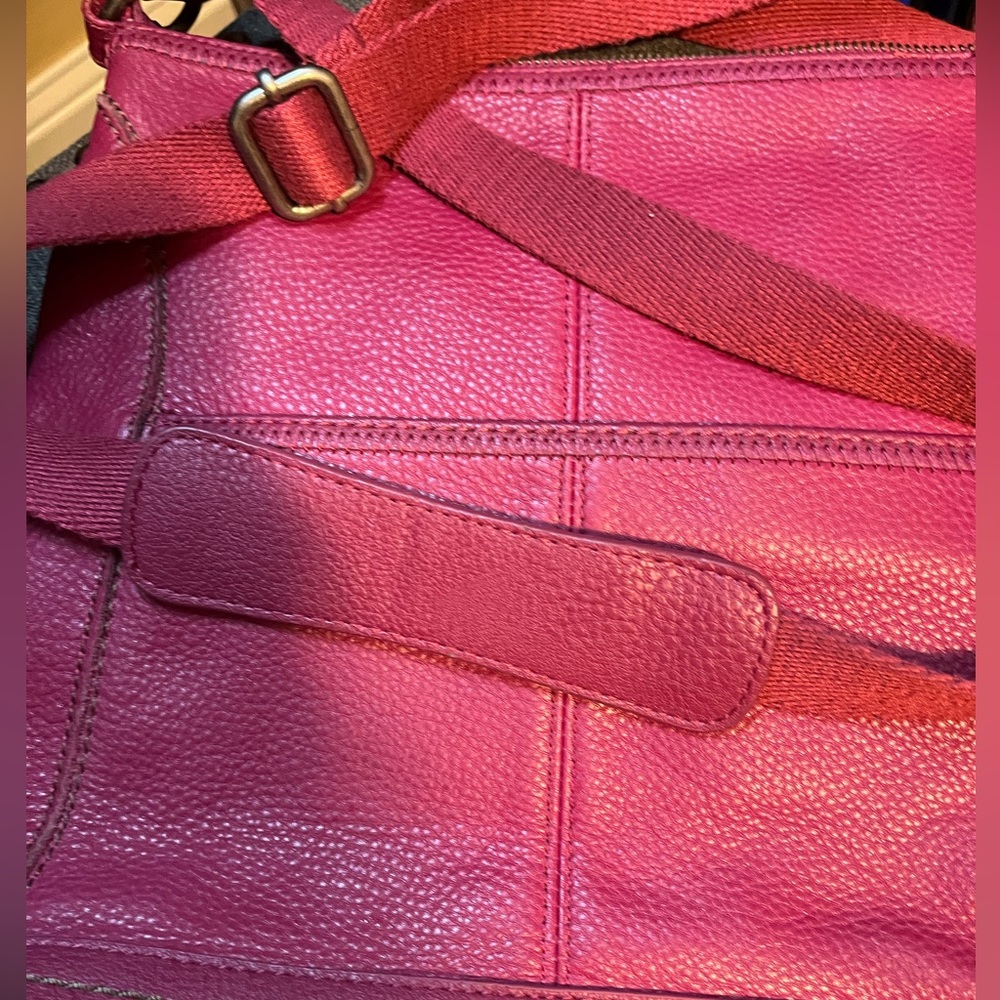 The Sak raspberry colored leather purse - Picture 5 of 7